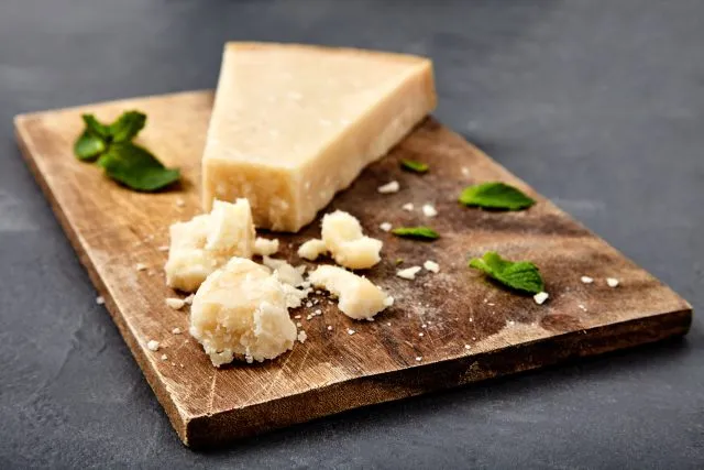 Wyrazisty smak parmezanu - odkryj kulinarne możliwości tego aromatycznego sera!